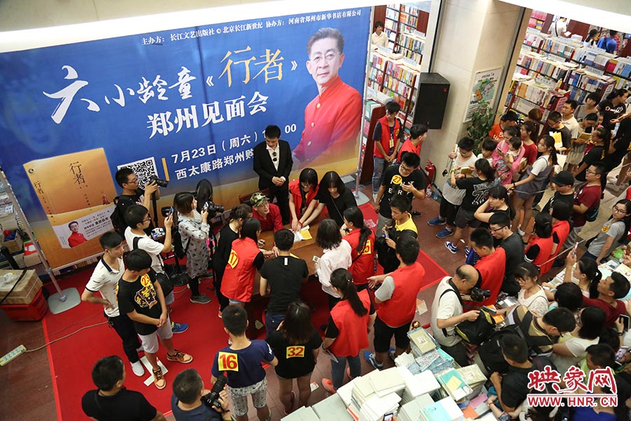 不到三個小時的簽售時間，六小齡童累計簽售自傳2900余冊，創(chuàng)造了鄭州購書中心的歷史記錄.jpg