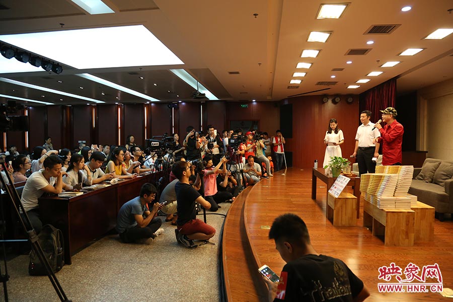 河南本土主流媒體基本全部到場，六小齡童接受記者提問。