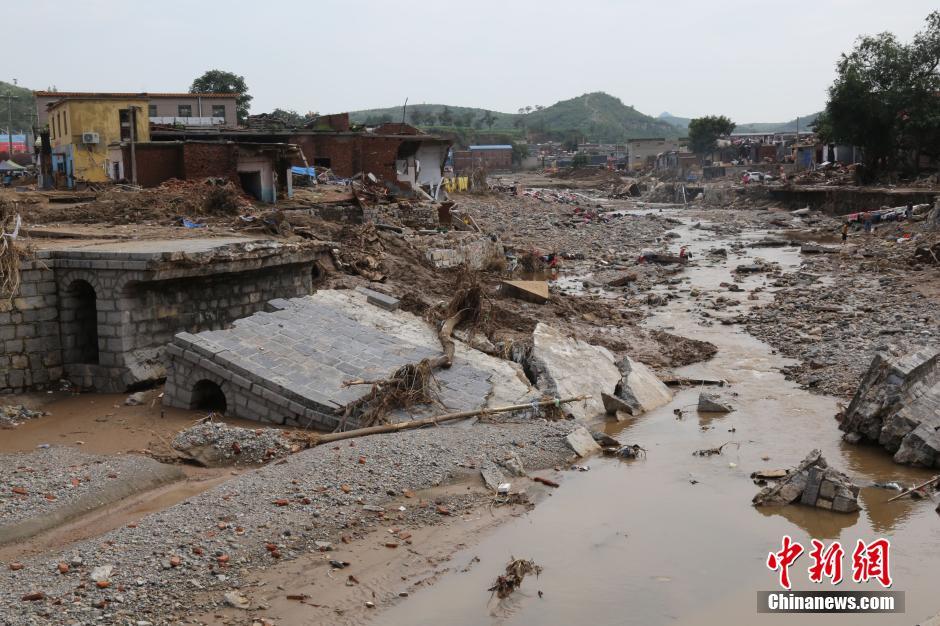 圖為都里鎮(zhèn)被洪水沖斷的橋梁。