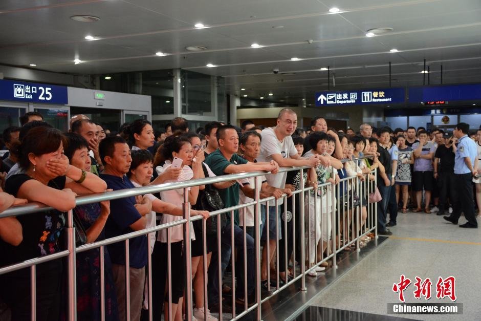 當(dāng)日18時許，前來接機(jī)的家屬陸續(xù)來到大連機(jī)場，等候著其他親屬帶著親人骨灰“回家”。