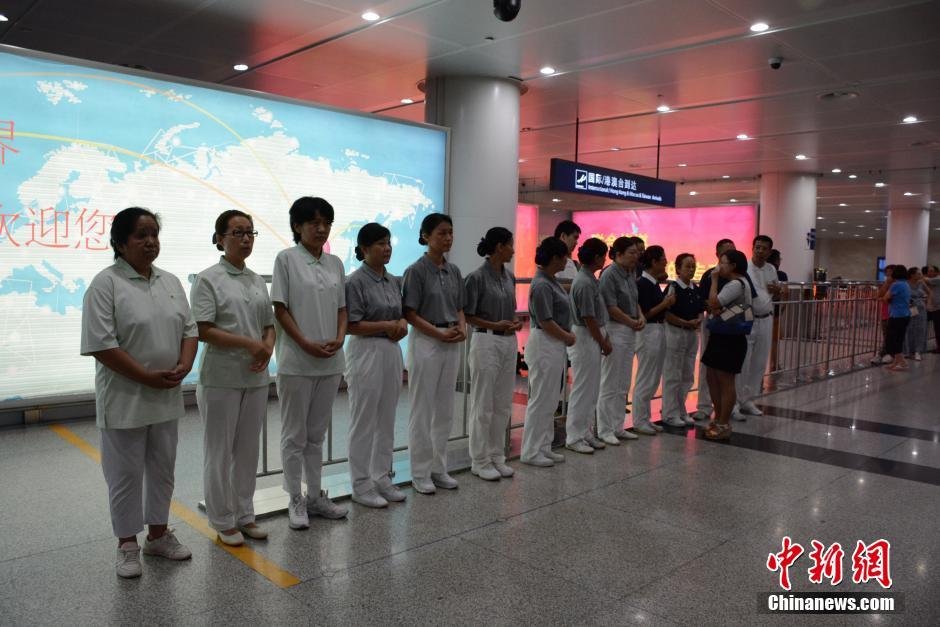 圖為臺灣慈濟(jì)慈善基金會大連聯(lián)絡(luò)處工作人員等候罹難者家屬。