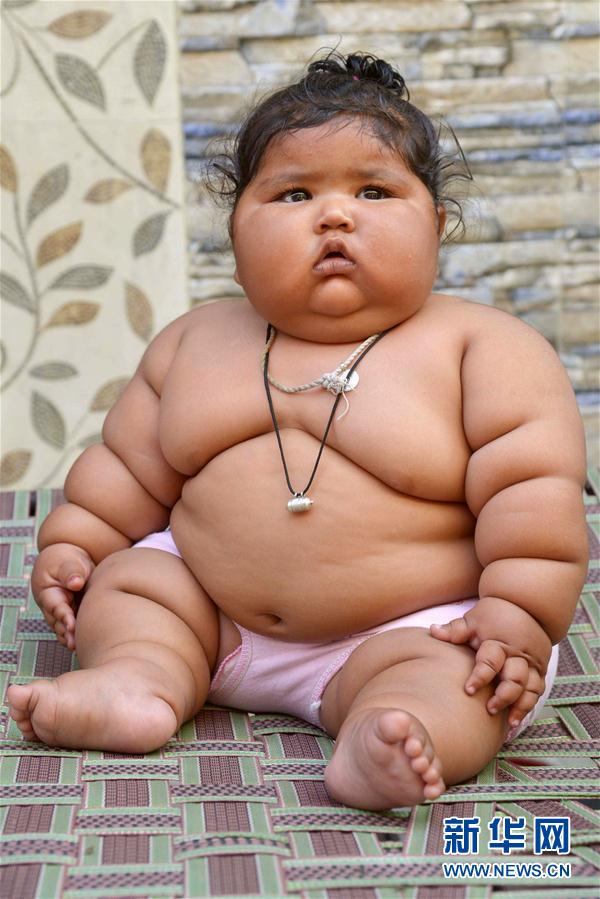 4月17日，在印度阿姆利則，女孩查哈特在家中。