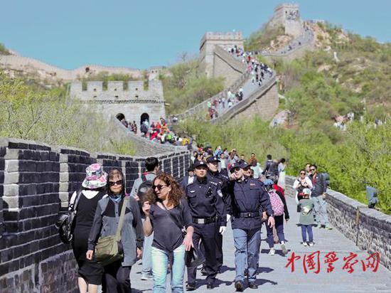 參加聯(lián)合巡邏的中意警察在長城上巡邏。本網(wǎng)記者 陳路坤 攝