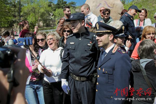 游客與聯(lián)合巡邏的中意警察合影。本網(wǎng)記者 陳路坤 攝