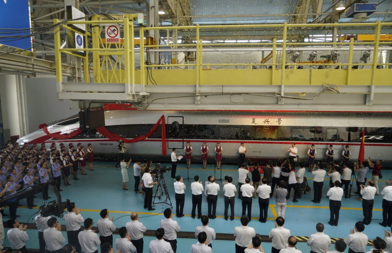 當日，由中國鐵路總公司牽頭組織研制、具有完全自主知識產權、達到世界先進水平的中國標準動車組被命名為“復興號”。“復興號”將于6月26日在京滬高鐵兩端的北京南站和上海虹橋站雙向首發(fā)。