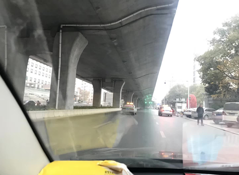 限行第一天！鄭州的早高峰是這個(gè)樣子的