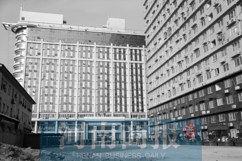 因購(gòu)房尾款沒(méi)有交齊，鄭州一小區(qū)多戶(hù)業(yè)主的生活用水被停掉，有的連續(xù)半個(gè)月沒(méi)水吃。