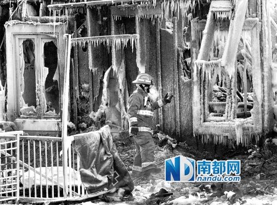 消防員用蒸汽機(jī)融化救火后殘留的冰層，尋找遇難者遺