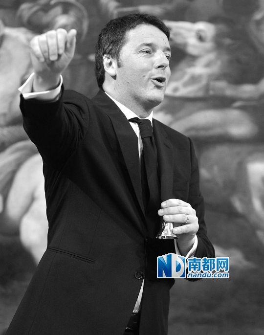 2月22日，在意大利羅馬總理府，新任總理馬泰奧·倫齊搖鈴象征正式行使總理權(quán)力。