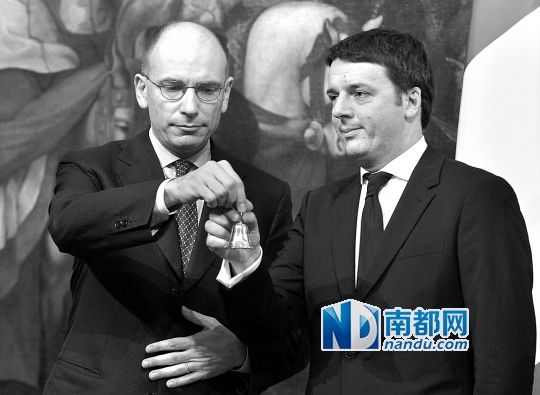 2月22日，在意大利羅馬總理府，新任總理馬泰奧·倫齊(右)與前任總理恩里科·萊塔舉行交接儀式。