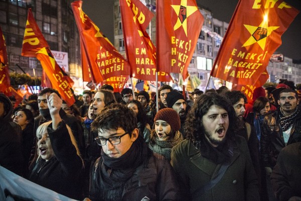 當(dāng)?shù)貢r間2014年2月25日，土耳其伊斯坦布爾，總理涉腐錄音引發(fā)全國抗議，要求本屆政府下臺。