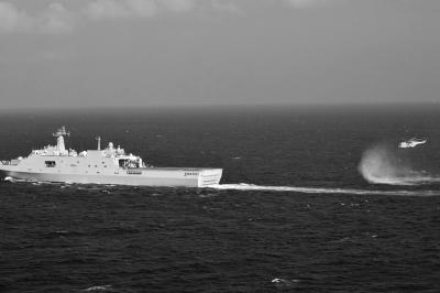 11日，抵達(dá)馬航飛機(jī)失聯(lián)海區(qū)的海軍井岡山艦與艦載直升機(jī)協(xié)同展開(kāi)立體搜救行動(dòng)。新華社發(fā)