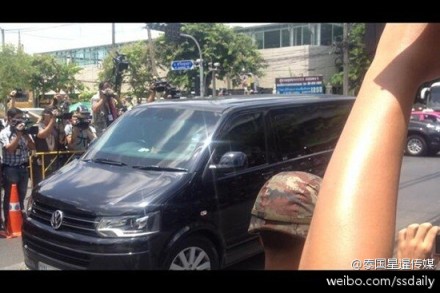 英拉乘坐其私人防彈車抵達軍方設(shè)施。