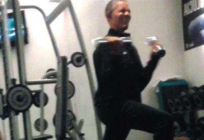 奧巴馬舉啞鈴時“不注意形象的表情”。