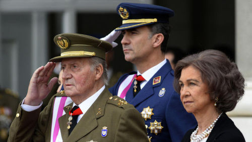 資料圖：西班牙國王胡安·卡洛斯一世（左）與其子費利佩王儲（中）。