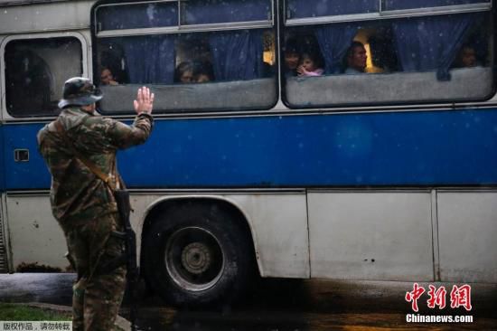 烏克蘭頓涅茨克，烏克蘭政府軍對當(dāng)?shù)爻掷m(xù)炮擊，民眾為躲避戰(zhàn)火，紛紛登上列車離開。