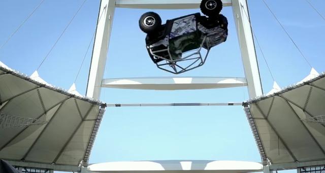 英國(guó)小伙開(kāi)F1賽車(chē)玩蹦極 從91米高空墜落