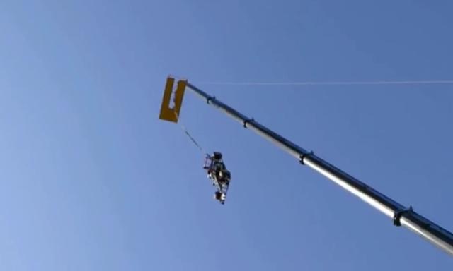 英國(guó)小伙開(kāi)F1賽車(chē)玩蹦極 從91米高空墜落