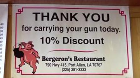 美國一餐廳鼓勵(lì)民眾帶槍光顧用餐可打9折(圖) 美國一餐廳鼓勵(lì)民眾帶槍光顧用餐可打9折(圖)