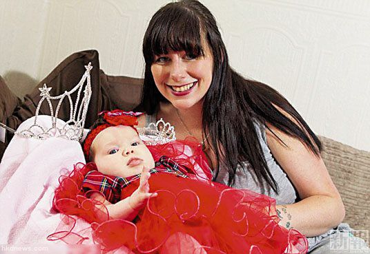 柯林斯在女兒盧娜6個(gè)月大時(shí)，便讓女兒參加選美。