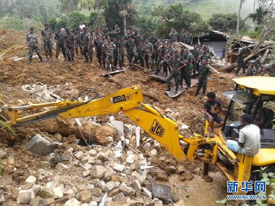 　10月29日，斯里蘭卡救援部隊抵達山體滑坡災(zāi)區(qū)展開救援。