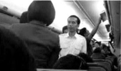 網(wǎng)友拍攝的佐科坐經(jīng)濟(jì)艙 網(wǎng)友拍攝的佐科坐經(jīng)濟(jì)艙