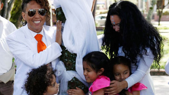 哥倫比亞一男子與樹(shù)結(jié)婚 倡導(dǎo)環(huán)境保護(hù)(組圖)