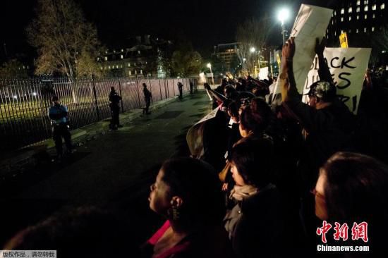 美國白宮前擠滿了抗議槍殺黑人青年的白人警察免遭起訴案件的美國民眾。