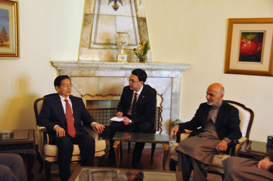 　11月30日，阿富汗總統(tǒng)加尼在首都喀布爾會見到訪的中國國務(wù)委員郭聲琨。