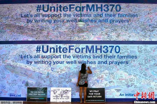 3月19日，馬來西亞八打靈再也(Petaling Jaya)，民眾在簽名板上簽名為馬航MH370祈福