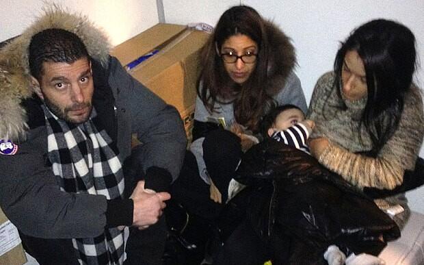 照片顯示了部分人質(zhì)躲藏于冷藏室中的情景。