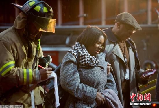 當(dāng)?shù)貢r(shí)間1月12日，美國(guó)華盛頓市中心朗方廣場(chǎng)站突然冒出濃煙，事件導(dǎo)致一名女性喪生。