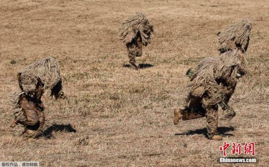 資料圖：當?shù)貢r間2015年1月11日，日本船橋市，日本自衛(wèi)隊進行新年軍演，大約500名軍人和24架飛機參與了本次演習。 視頻：日本敲定史上最大規(guī)模國防預算費來源:央視軍事農業(yè)