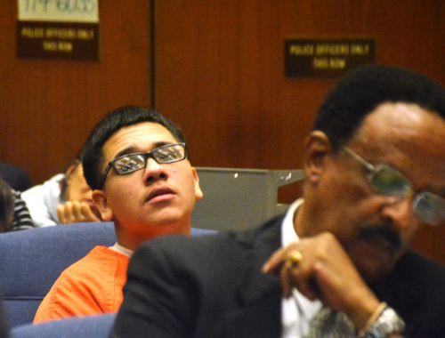 嫌犯奧丘阿（后）與嫌犯卡門的公辯律師漢彌爾頓在初審法庭上。