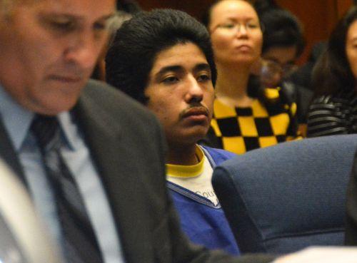 嫌犯卡門（中）在初審法庭上。（僑報網(wǎng)：圖片由法庭指定攝影師提供）