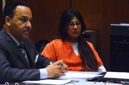 嫌犯卡門（中）在初審法庭上。（僑報網(wǎng)：圖片由法庭指定攝影師提供）