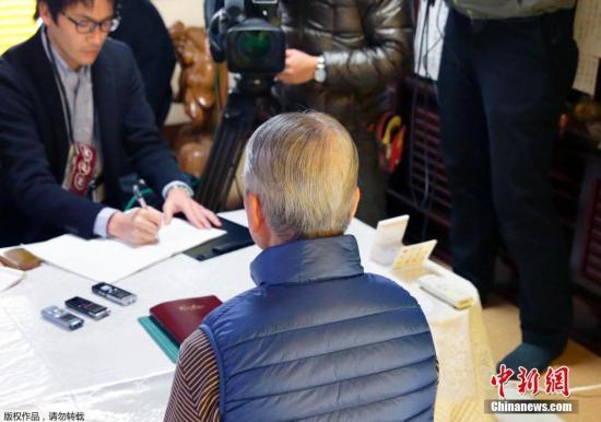 當(dāng)?shù)貢r(shí)間1月25日，日本千葉市，日本遭“伊斯蘭國(guó)”綁架人質(zhì)湯川遙菜的父親接受媒體采訪。伊斯蘭國(guó)武裝(IS)24發(fā)布視頻顯示，其中一位被綁架日本人質(zhì)湯川遙菜(Haruna Yukawa)已經(jīng)被該組織殺害。日本政府表示將驗(yàn)證視頻的真實(shí)性。 視頻：關(guān)注日本人質(zhì)事件：極端組織視頻顯示一人質(zhì)已遭殺害來(lái)源:央視新聞