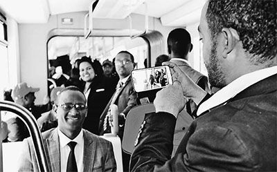 參加試運(yùn)行儀式的當(dāng)?shù)孛癖娫诹熊?chē)上合影留念。