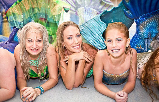 一年一度的Merfest大會在美國凱里舉行，數(shù)百男女齊聚那里慶祝成為“人魚”。（網(wǎng)頁截圖）