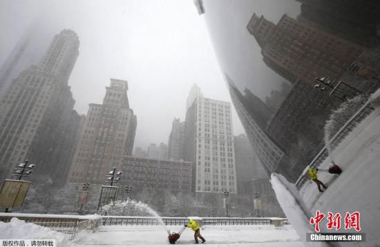 當(dāng)?shù)貢r(shí)間2015年2月1日，美國(guó)芝加哥，當(dāng)?shù)赜瓉?lái)今冬最強(qiáng)降雪。