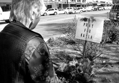 2月10日，美國亞利桑那州，民眾獻花悼念遇難的美國人質米勒。圖/東方IC