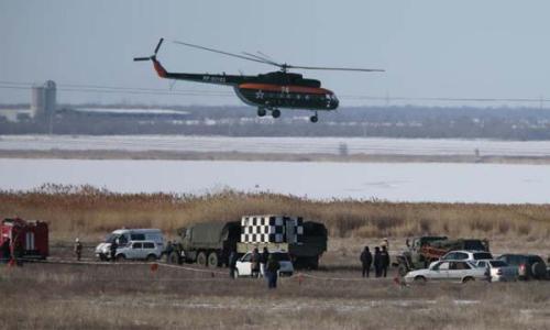 圖片說明：當(dāng)?shù)貢r間2月11日，一架俄羅斯蘇—24轟炸機在著陸過程中墜毀，救援人員正在偵察失事區(qū)域。(