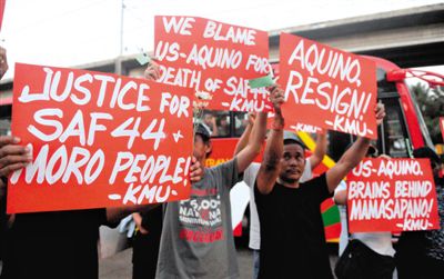 2月3日，菲律賓馬尼拉，民眾舉行示威游行悼念遇難的44名特警，并要求總統(tǒng)阿基諾下臺(tái)，對(duì)此次反恐行動(dòng)失敗負(fù)責(zé)。