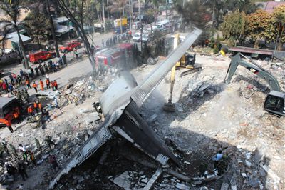 7月1日，搜救人員在印尼軍機墜毀現(xiàn)場進行搜救和清理工作。