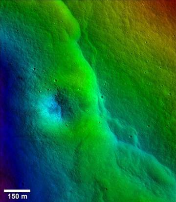 不只月球引力影響地球，科學(xué)家借由月球表面數(shù)千的裂縫推斷，地球引力似乎正對月球表面造成嚴(yán)重影響