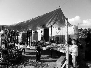 黎巴嫩一敘利亞難民營，難民支起攤鋪賣衣服掙錢。