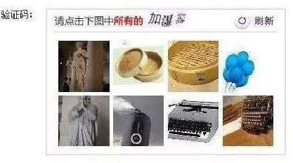 澎湃新聞記者從鐵路上海站了解到，目前窗口售票采用的系統(tǒng)與12306網(wǎng)購不同，購票者通過身份證件的驗(yàn)證，即可購票。根據(jù)往年經(jīng)驗(yàn)，每年臘月二十三到二十九的火車票最為緊俏，對應(yīng)的網(wǎng)絡(luò)購票日期為12月4日至10日，春運(yùn)火車票搶票也進(jìn)入最白熱化的狀態(tài)。對此，鐵路部門提醒，如果沒能在第一時(shí)間買到票，旅客不妨在起售時(shí)間30分鐘后、開車前15天和開車前1天三個(gè)時(shí)間點(diǎn)“撿漏”，可能會有意外的收獲。