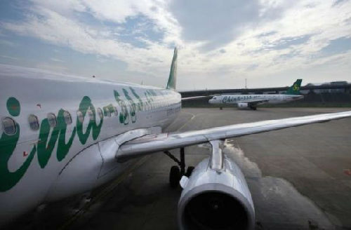 資料圖片：上海虹橋機(jī)場(chǎng)?？康囊患艽呵锖娇湛蜋C(jī)。（圖片來源：路透社）