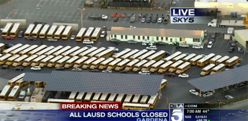 圖：美國KTLA電視臺直播畫面顯示，洛杉磯聯(lián)合學區(qū)校巴已被叫停，家長被通知暫不能送孩子上學。