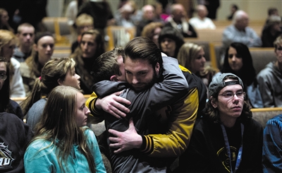 2月21日，美國(guó)密歇根州卡拉馬祖縣，連環(huán)槍擊案發(fā)生后，民眾在教堂禱告。